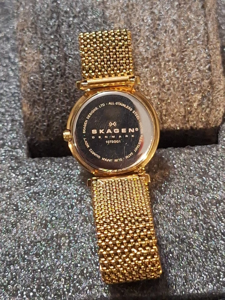 Reloj de cuarzo Skagen para mujer tono dorado con bonita correa elástica funcionando en buen estado Foto 4 de 4