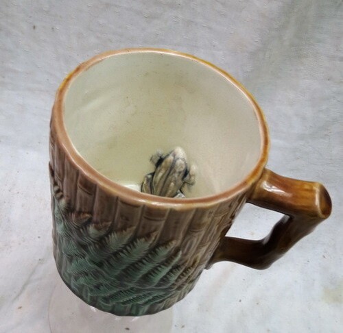 1890 double frog figurines in the bottom of a majolica coffee MUG big jokemug - Afbeelding 1 van 9