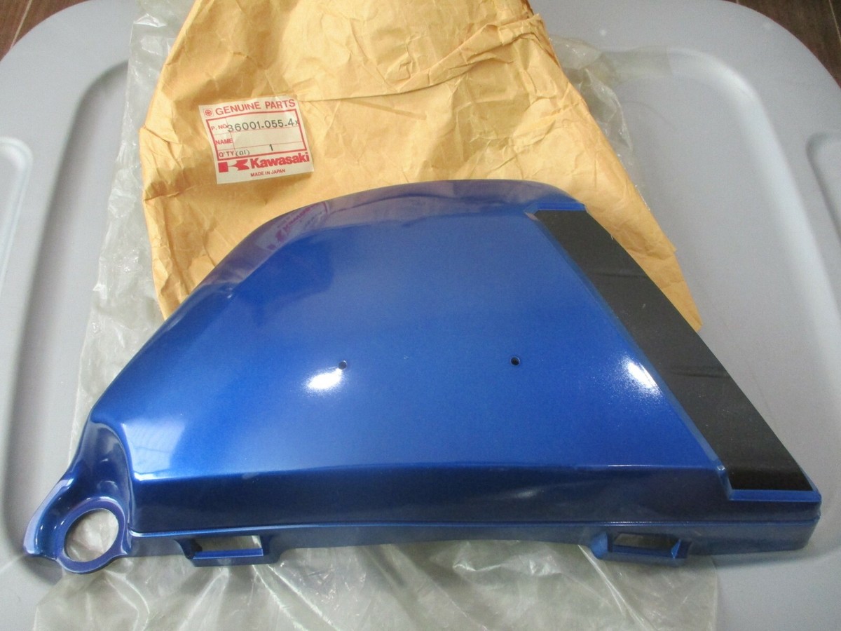 Saki.  Kawasaki OEM Candy Orient Blue LH Side Cover 77 KZ400 STD