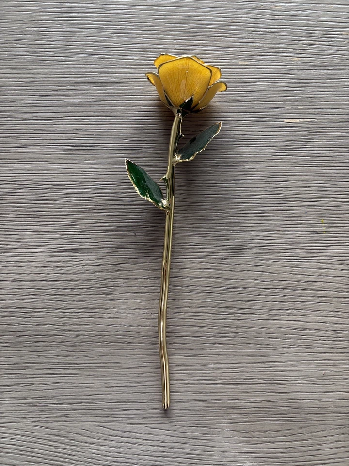 Forever Rose, rosa real genuina, sumergida a mano en laca y recortada en oro de 24K Foto 2 de 4
