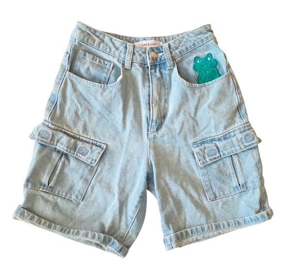 BLACK FRIDAY Dangerfield women frog embroidered denim cargo shorts size 6 quirky