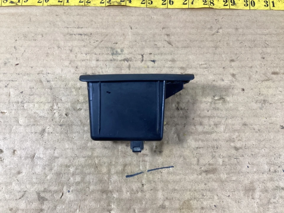 BMW M3 2008-2010 consola central trasera cenicero inserción 6960689 OEM. Foto 2 de 4