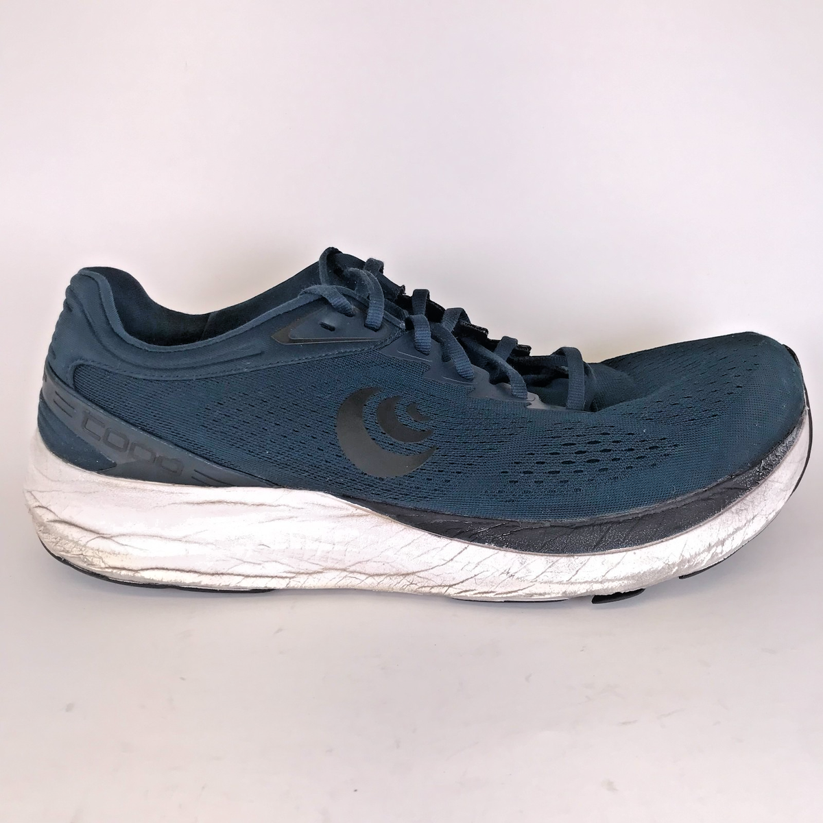 Topo Athletic Phantom 3 Men\'s Size 11.5 Navy White Athletic Running Shoes Cut in half: Topo Phantom 3 Review (2025) | RunRepeat main image 4