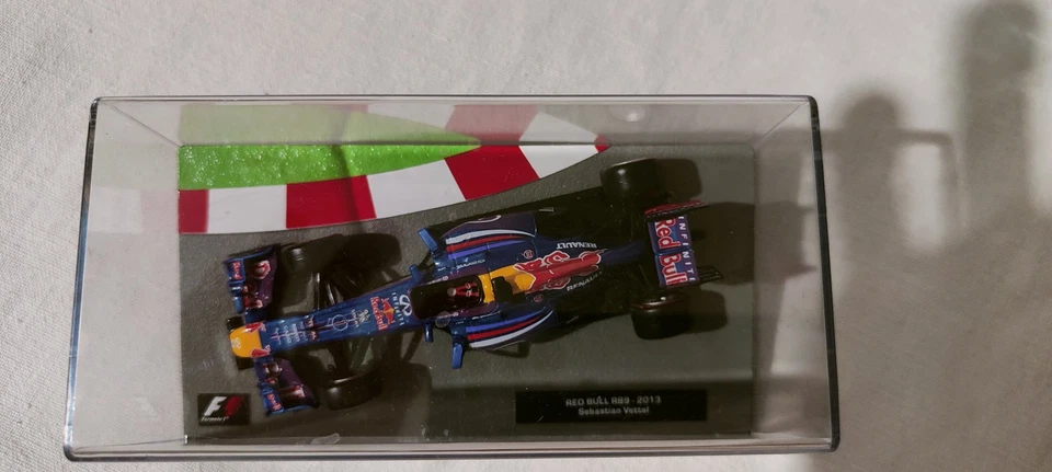 Modellino F1 Red Bull RB9 - 2013 Sebastian Vettel 1:43 - Immagine 2 di 2