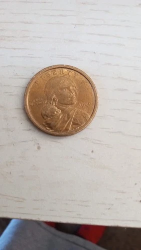 2000 P SACAGAWEA ONE DOLLAR COIN US LIBERTY GOLD COLOR.