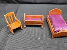 Casa delle bambole vintage in miniatura in legno culla, letto e sedia a dondolo