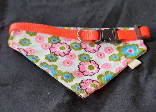 SMALL DOG SET MOOSE BANDANA, FLOWER COLLAR,4 CLOTH BOWS AND 2 BARRETTES - Picture 3 of 5