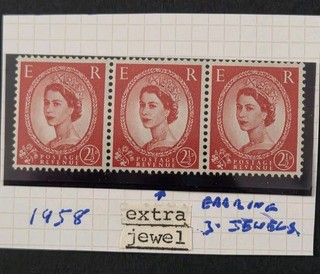 GB QUEEN ELIZABETH II 1958 65 2 1/2D STRIP OF 3 WITH EXTRA JEWEL FLAW U/MINT