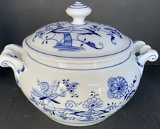 Thun Blue Onion Soup Tureen Czechoslovakia with Lid and Handles 8” Vintage VGC