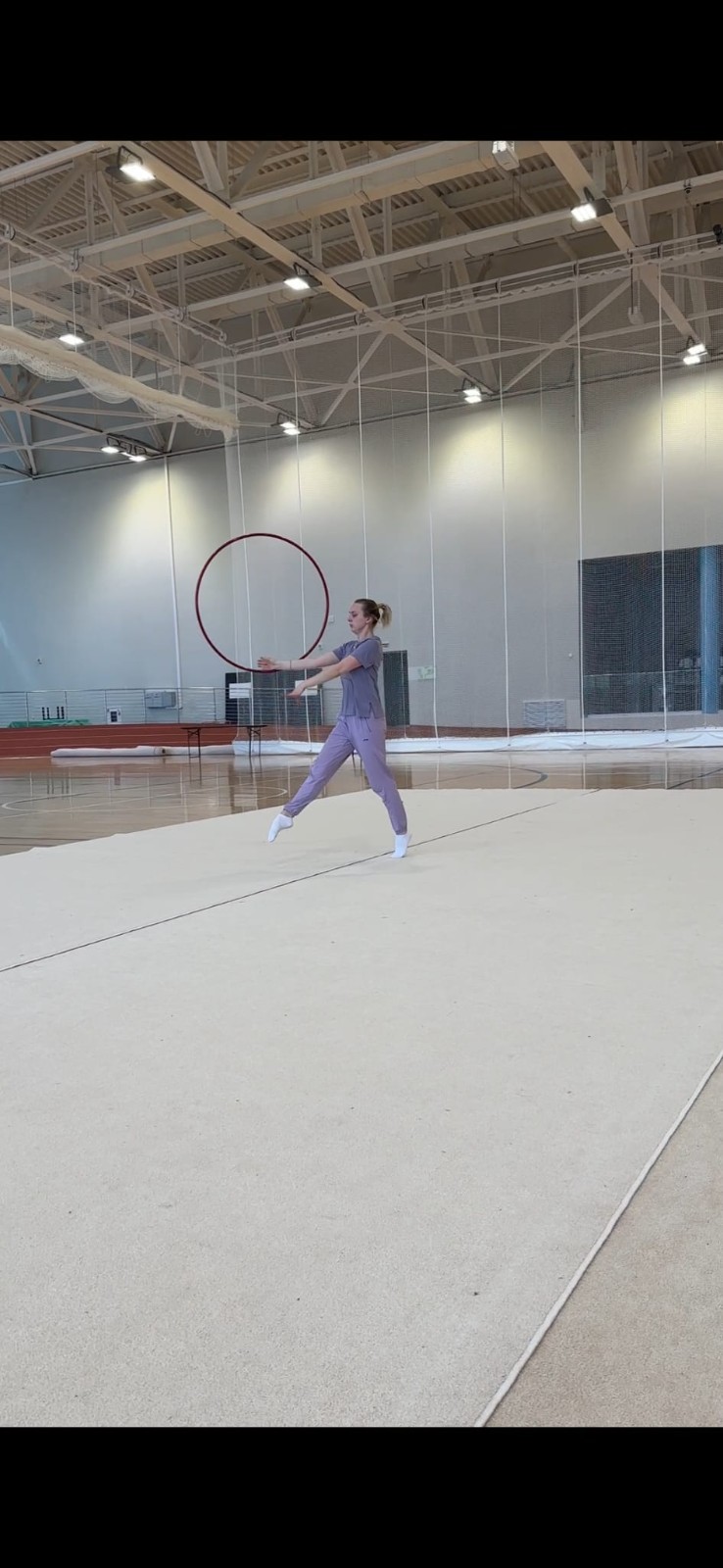 Übung mit Musikbegleitung – Rhythmische Sportgymnastik (Reifen, Keule, oHG AK10)