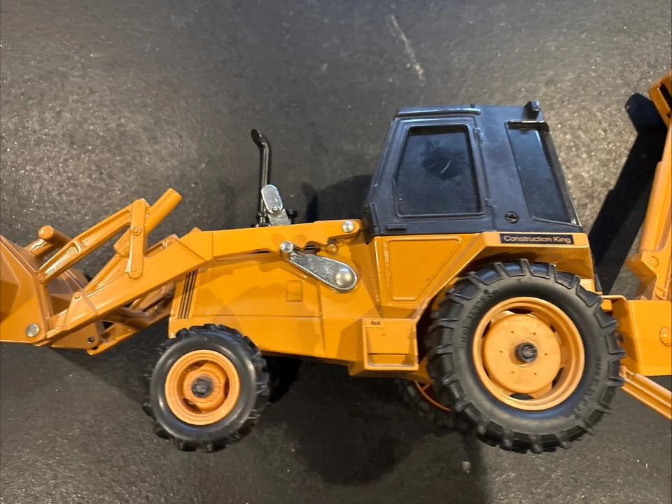 Vintage ERTL 1986 Case Construction King Loader Backhoe 1:16 Scale Diecast - Image 3 of 4