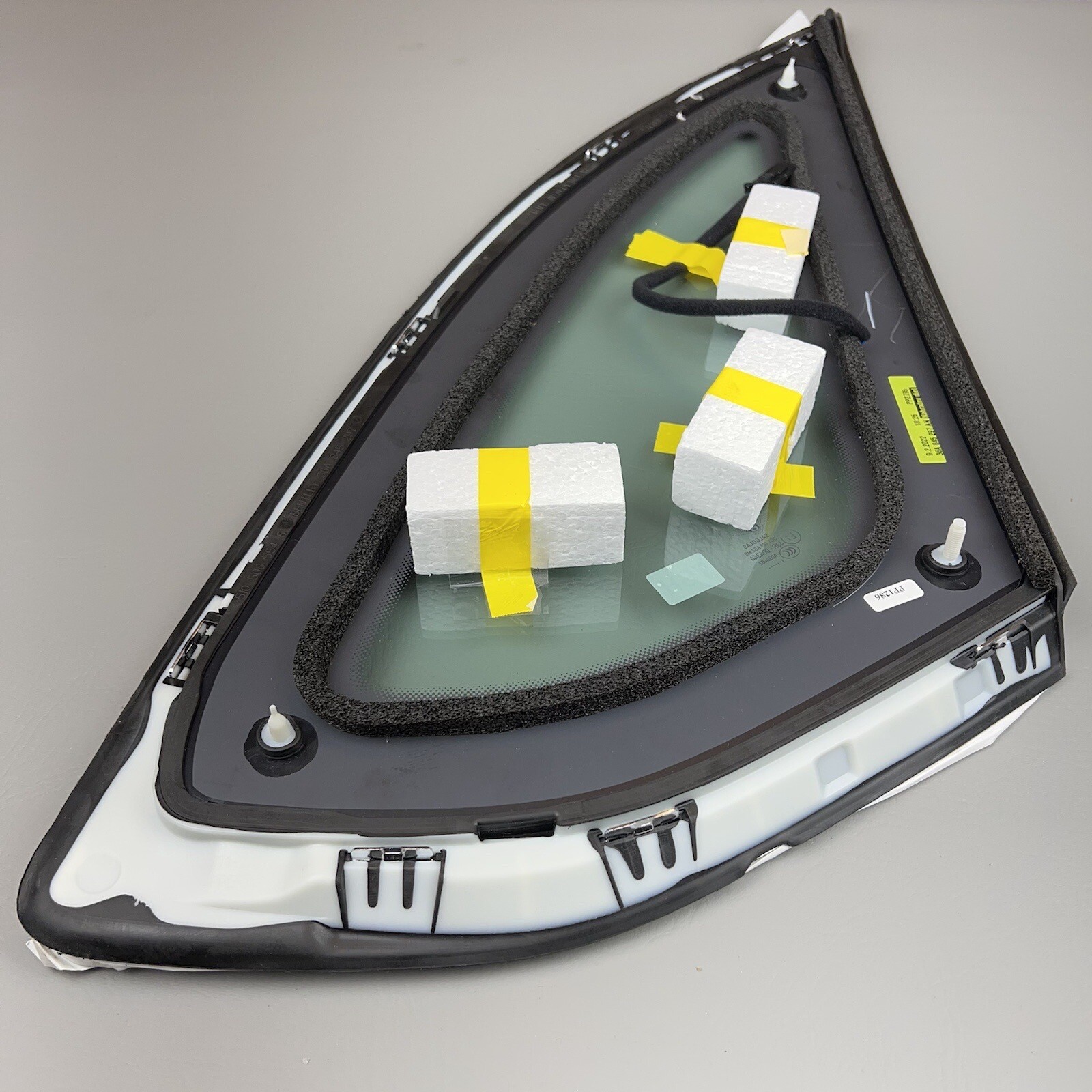2016-23 BENTLEY BENTAYGA REAR LEFT GLASS QUARTER VENT WINDOW CORNER PANEL TRIM