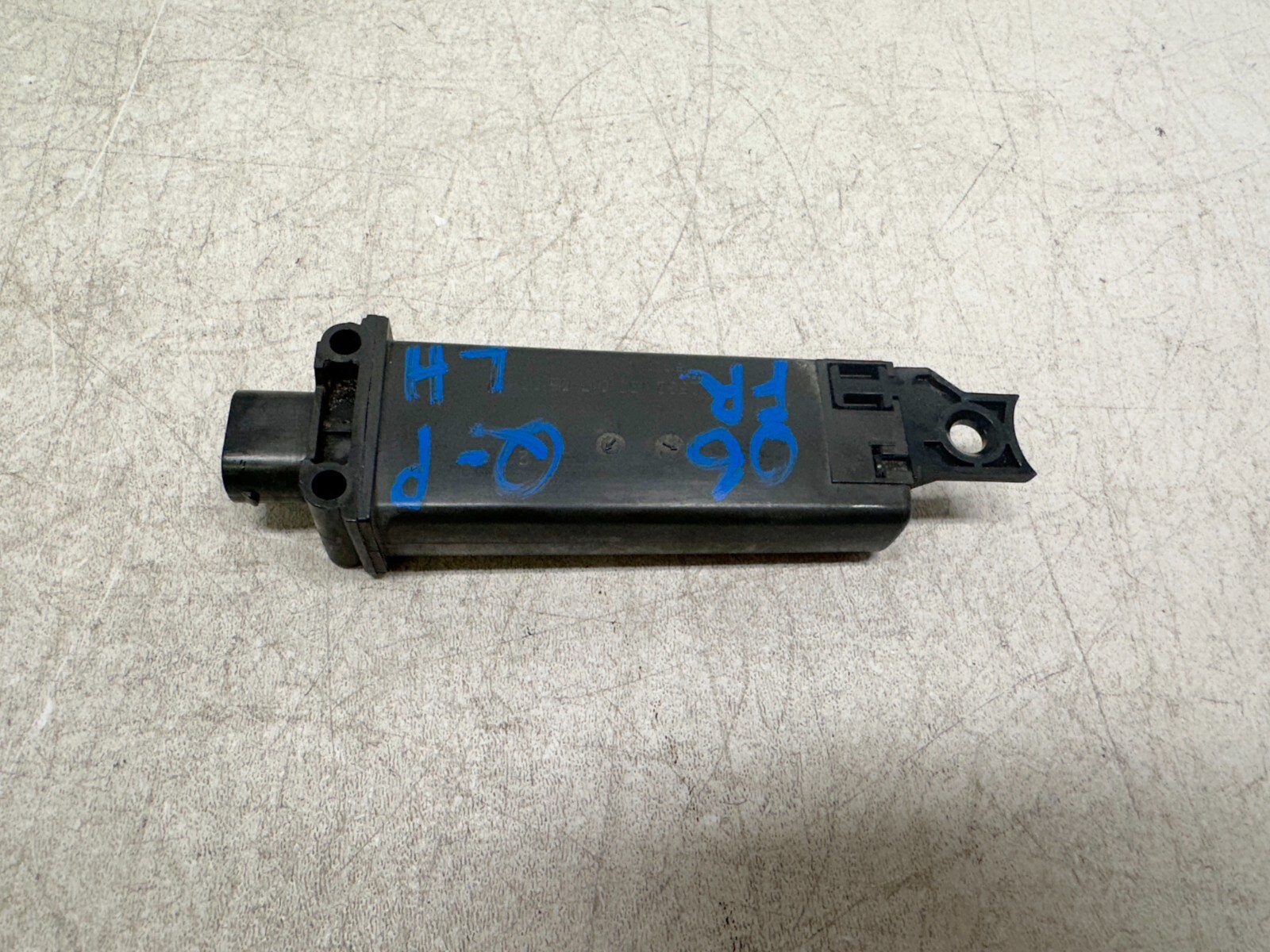 H410109 03-28 Maserati Quattroporte M139 FRONT TIRE PRESSURE MONITORING ANTENNA