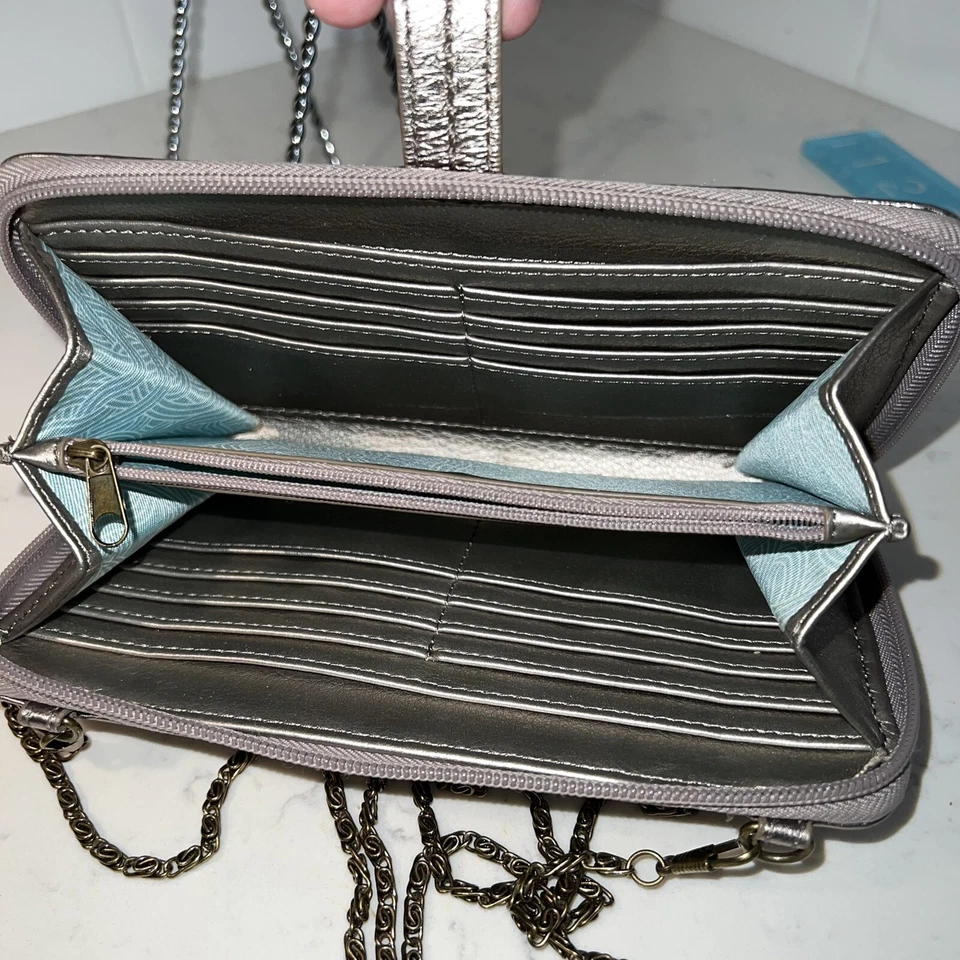 Cartera de teléfono 3 en 1 The Sak y bandolera plateada metálica con cadena de metal. Foto 4 de 4