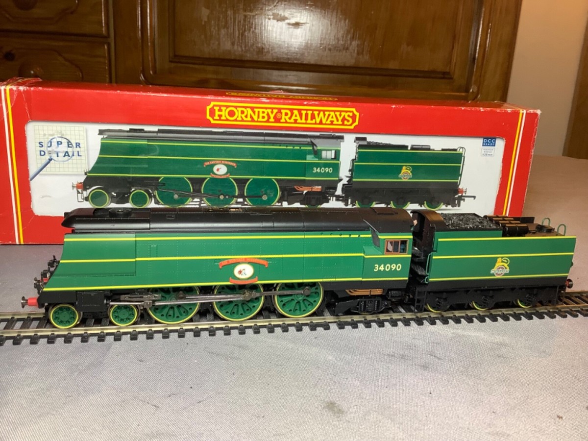 Hornby R2692 OO Gauge Battle of Britain Class 34090 Sir Eustace