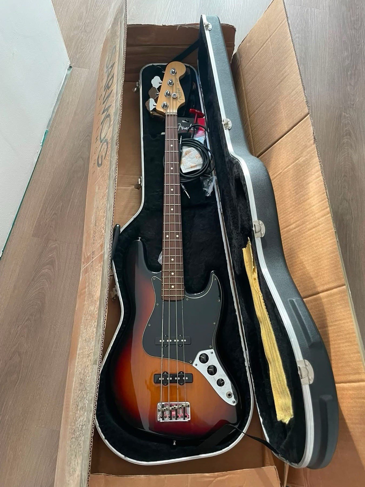 Fender Jazz Bass basso elettrico 4 corde Sunburst con custodia rigida Z7145187