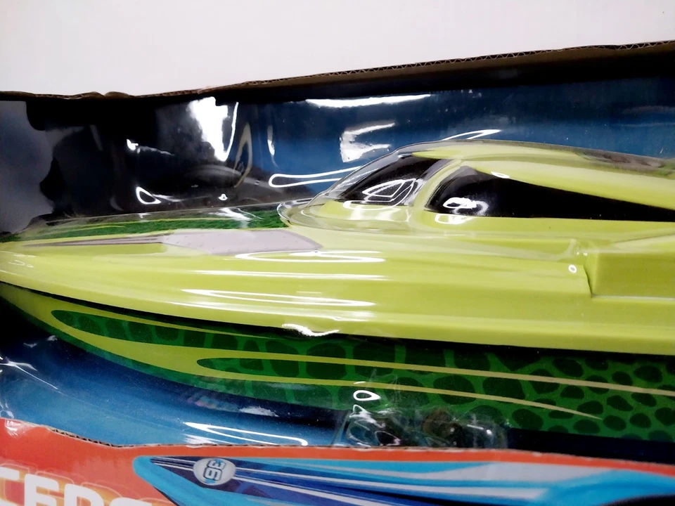 Boat Racers☆ Battery Operated Remote Control Speedboat~ With 2.4 GHZ Controller - Image 3 of 4