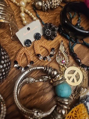 large Lot Costume Jewelry Junk Drawer Mystery over 35 Piece - Picture 8 of 9