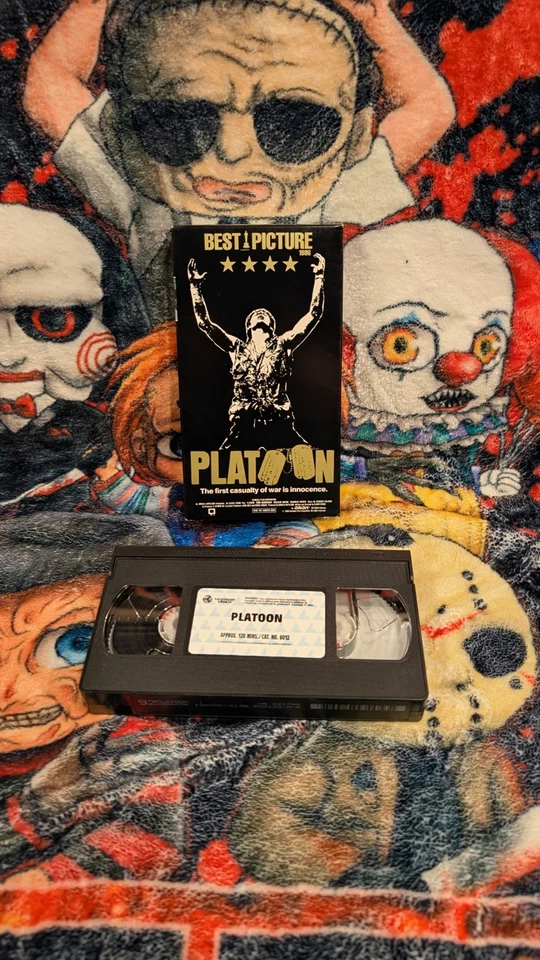 Platoon VHS Video ~ 1986 ~ Charlie Sheen and Director Oliver Stone Foto 3 de 3