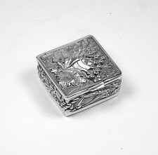 Pillendose aus sterlingsilber repouss&eacute;-verzierung aus bl&auml;ttern und trauben
