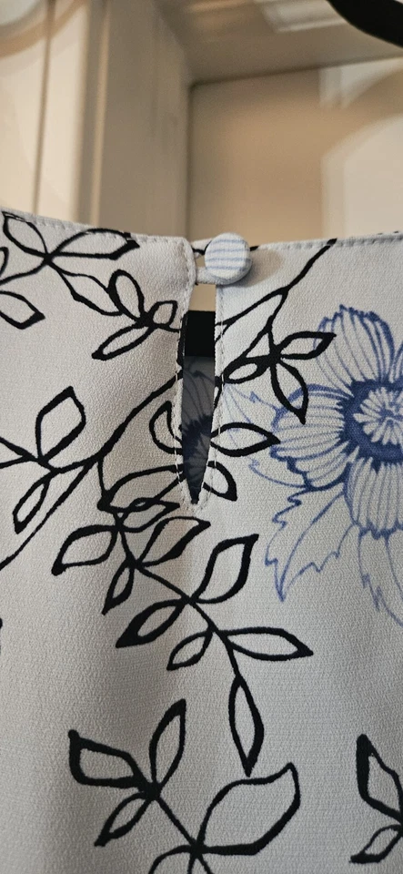 Blusa Laura Scott Mujer 20W Azul Floral Manga Corta Cerradura Cierre Botón Foto 4 de 4