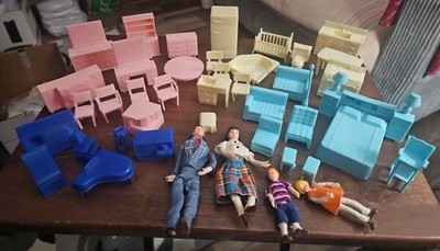 Superior Dollhouse Furniture & 4 Dolls Miniature Vintage Large Lot Plastic 43 Pc