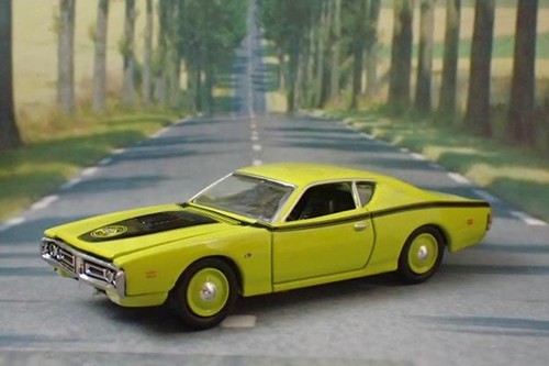 1971 Dodge Charger Super Bee 440ci V8 w/Air Grabber 1/64 Scale Limited Edition W - Picture 5 of 5