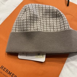 BNWT Hermes Etoupe Beanie Hermès Tri Maillon Beanie Beige Cashmere | Mightychic main image 4