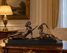 Bronze Skulptur Art d&eacute;co Frau mit Gazelle  &ndash; signierte Figur auf Marmorsockel