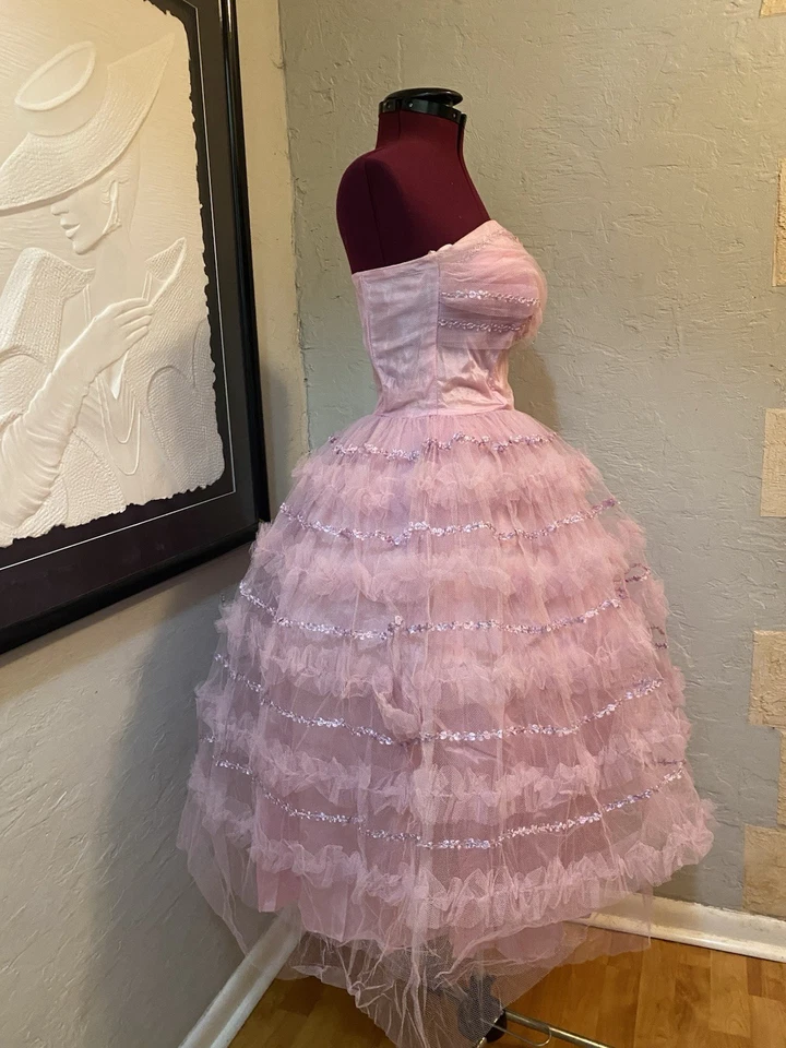 复古 20 世纪 50 年代舞会派对礼服粉色薄纱蛋糕全裙无袖海报 — 第 4/4 张图片