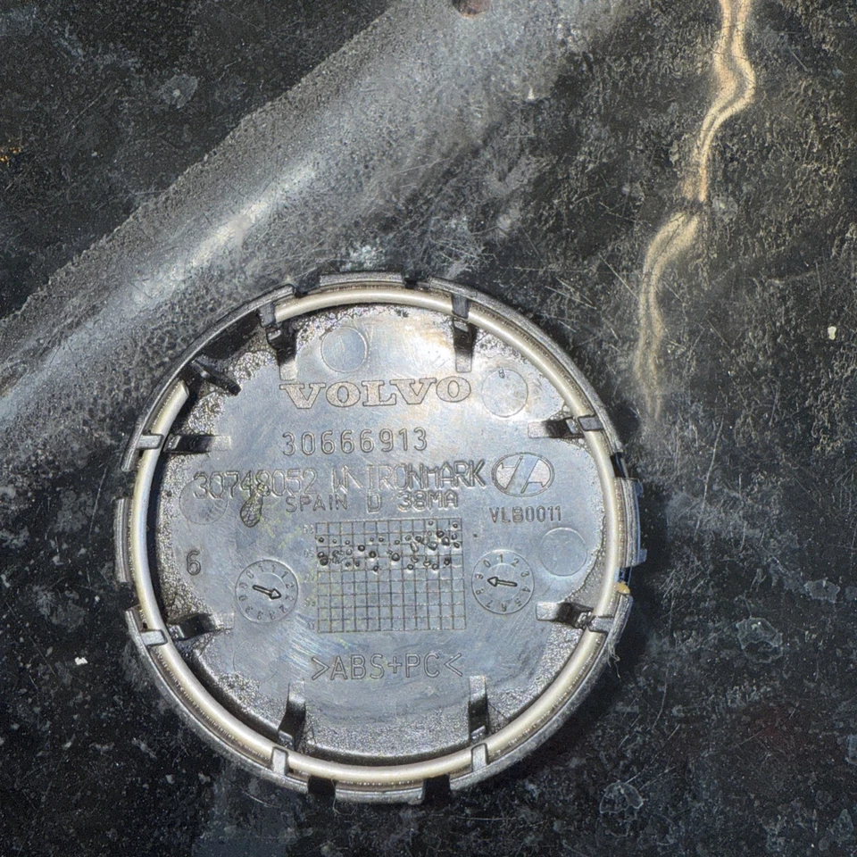 Volvo C70 S60 S70 S80 V70 XC70 2003-2017 OEM tapa central P/N 30666913 Foto 3 de 3