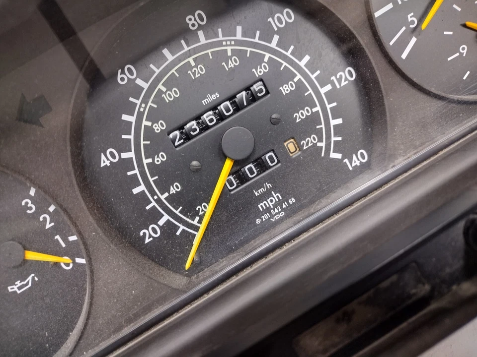 84 - 93 Mercedes-Benz W201 190e cuadro de instrumentos Foto 2 de 4