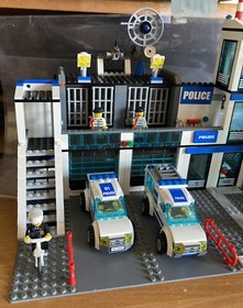 LEGO City 7498 Large Police Station Prison Complete Police Jail Minifig