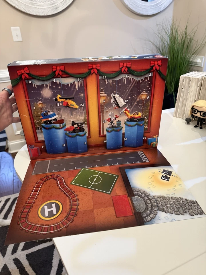 FACTORY SEALED BOX DAMAGED LEGO CITY 60201 Advent Calendar Set 2018 Retired - Image 3 of 4