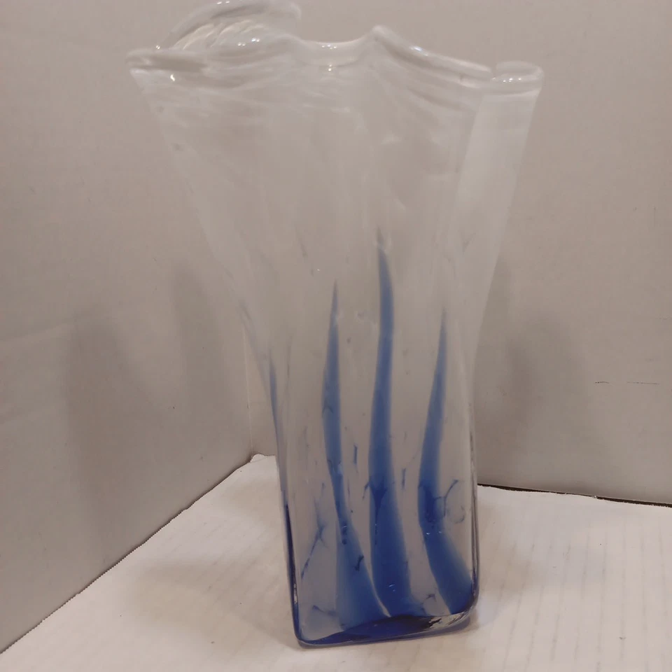 Jarrón de vidrio soplado a mano azul y blanco de 8 1/2 pulgadas de alto. Como Murano Foto 4 de 4