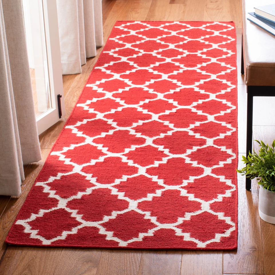 SAFAVIEH Dhurries DHU566B Handwoven Red / Ivory Rug - Image 3 of 4