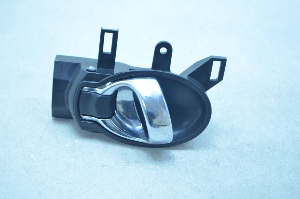 14-19 NISSAN VERSA NOTE ПЕРЕДНЯЯ ПРАВАЯ ПАССАЖИРСКАЯ ВНУТРЕННЯЯ ДВЕРНАЯ РУЧКА ЧЕРНАЯ ОТ ОРИГИНАЛЬНОГО ПРОИЗВОДИТЕЛЯ - Изображение 2 из 4