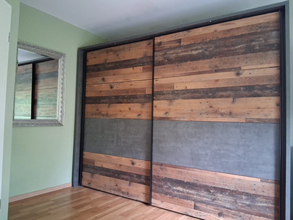 Kleiderschrank, Holzoptik, 2j alt, mit LED Beleuchtung, Maße 220-270