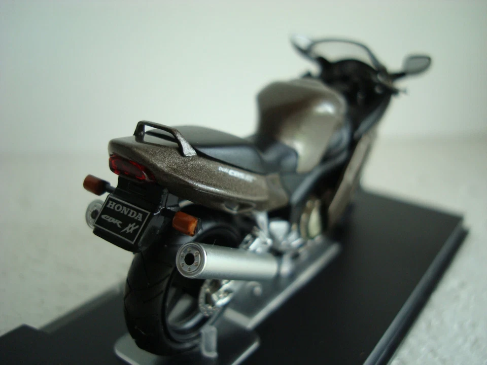 HONDA CBR 1100 XX Blackbird (1997) grau - antrazith  1:24 Altaya - Bild 3 von 3