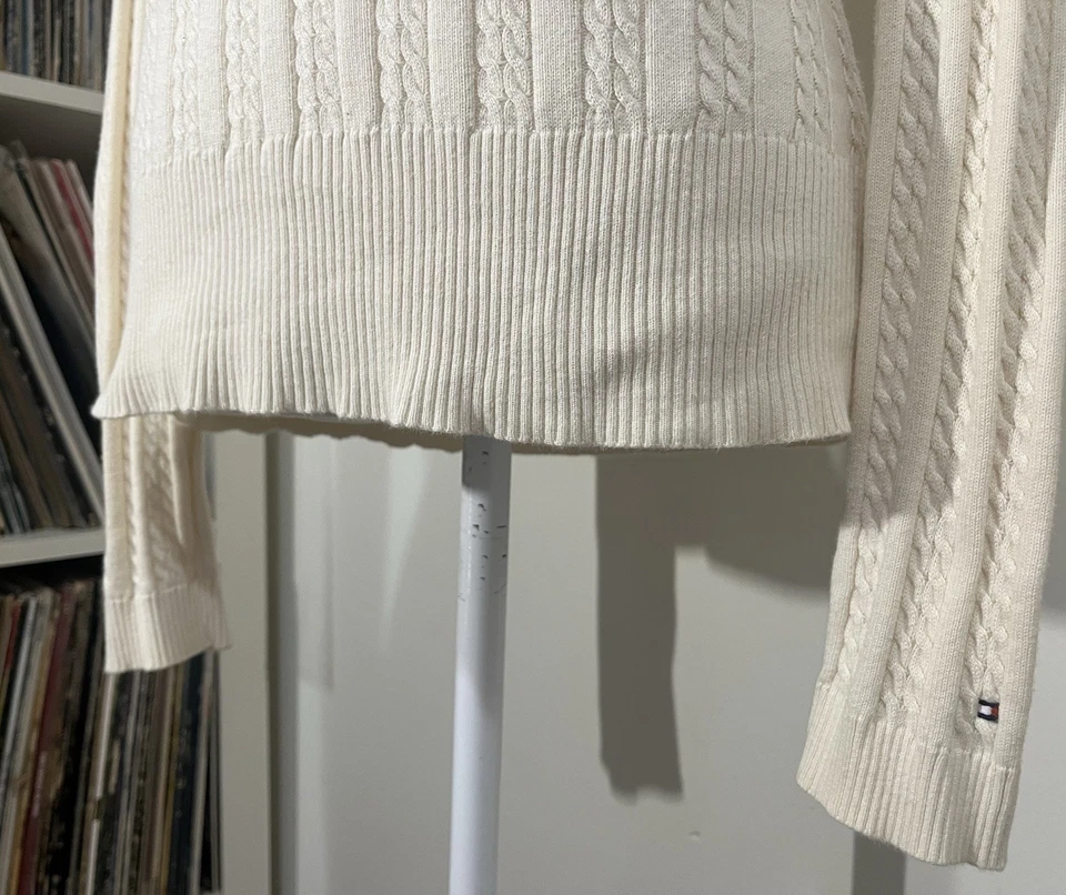 Suéter Top Para Mujer Y2K Tommy Hilfiger Marfil Cuello en V Calce Ajustado Algodón Tejido con Cable S Foto 4 de 4