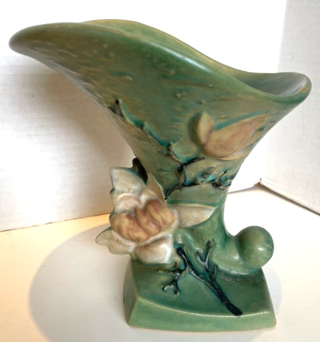 Vintage 1943  Roseville Magnolia  Green Cornucopia Vase #185-8