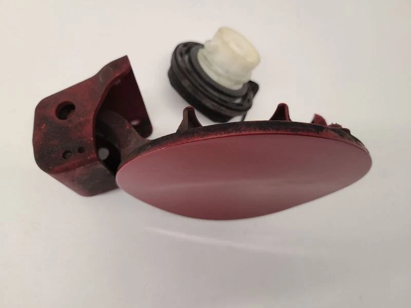 Красная дверь топливного бака 2012-2017 KIA RIO 695101W000 12-17 - Изображение 2 из 4