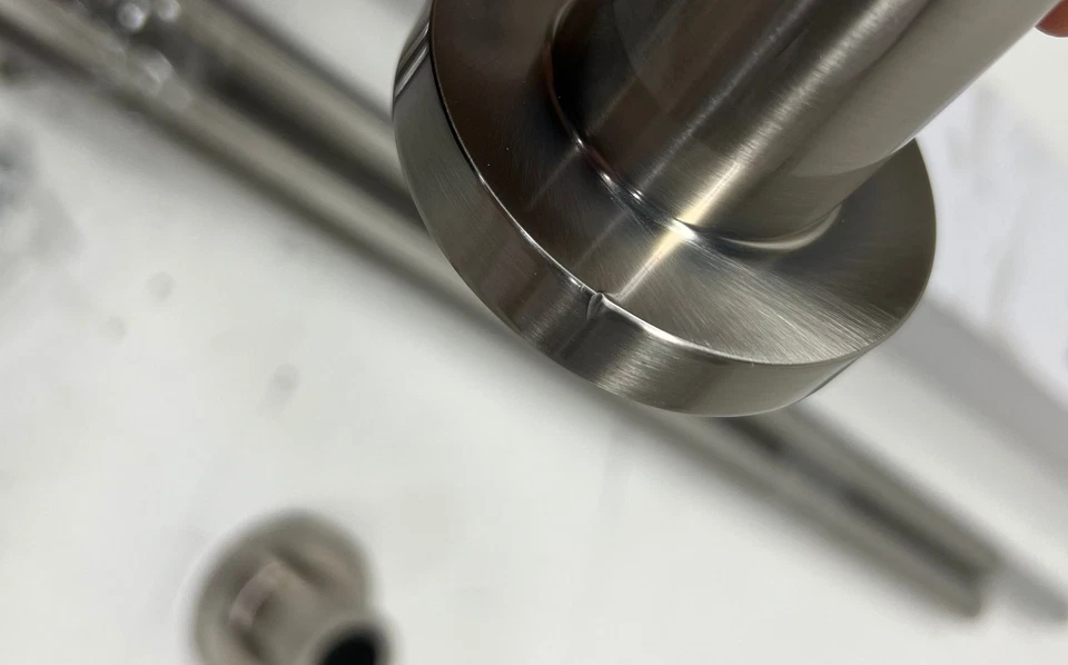 Gatco Modern Minimalist 60 pulgadas Barra de ducha recta níquel satinado 829SN Foto 2 de 3