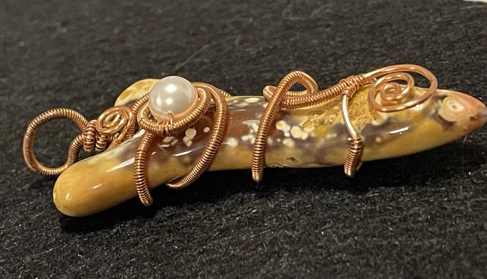 Colgante envuelto en alambre de cobre rama coral ágatizado Tampa Bay con perla Foto 2 de 4