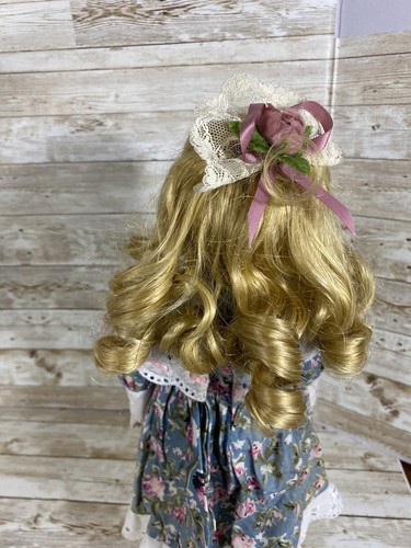 Bambola vintage porcellana da collezione 16"" con supporto riccioli biondi Anne - Foto 5 di 13