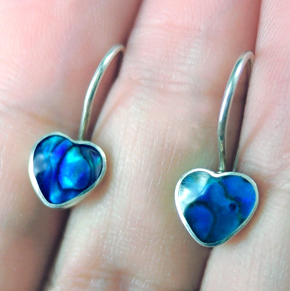 Orecchini a forma di cuore in argento sterling creati con