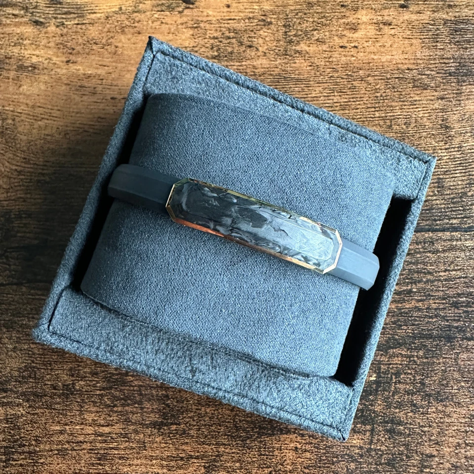 Brazalete de goma David Yurman Streamline ID con carbono forjado en oro de 18 quilates - mediano Foto 3 de 4