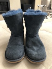 Ugg Short Boots Blue Button Size 5 Or 35 S/n 1017400k Girls