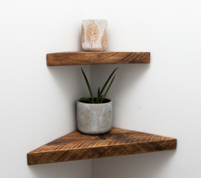 Grobe Eckregale / Schweberegale aus Holz
