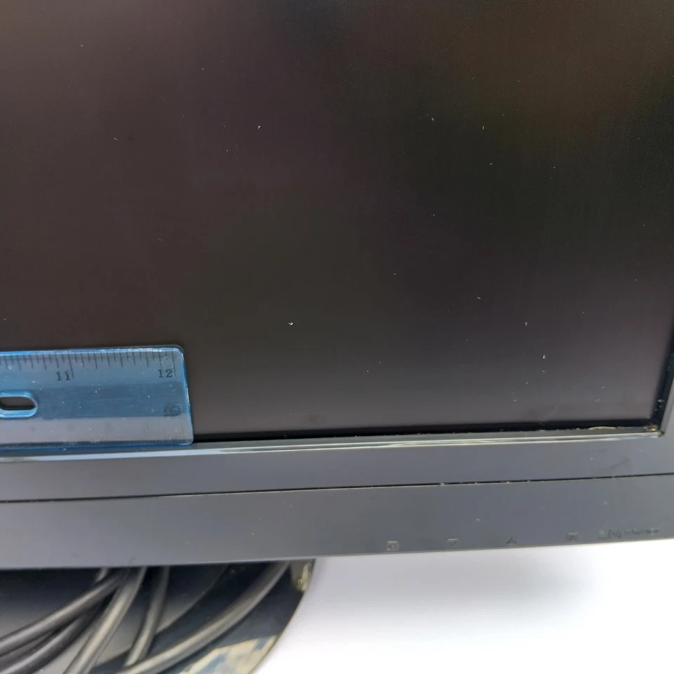 Monitor de computador AOC 20" usado branco mais limpeza necessária com cabos - Imagem 4 de 4